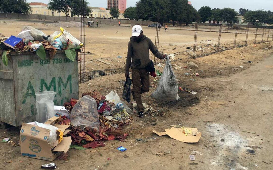 Moçamedes: Aumenta número de famílias em busca de sobrevivência nos contentores de lixo