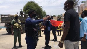 Momento em que a agentes da polícia e militares impediam o exercício do direito de manifestação I Foto: NFV