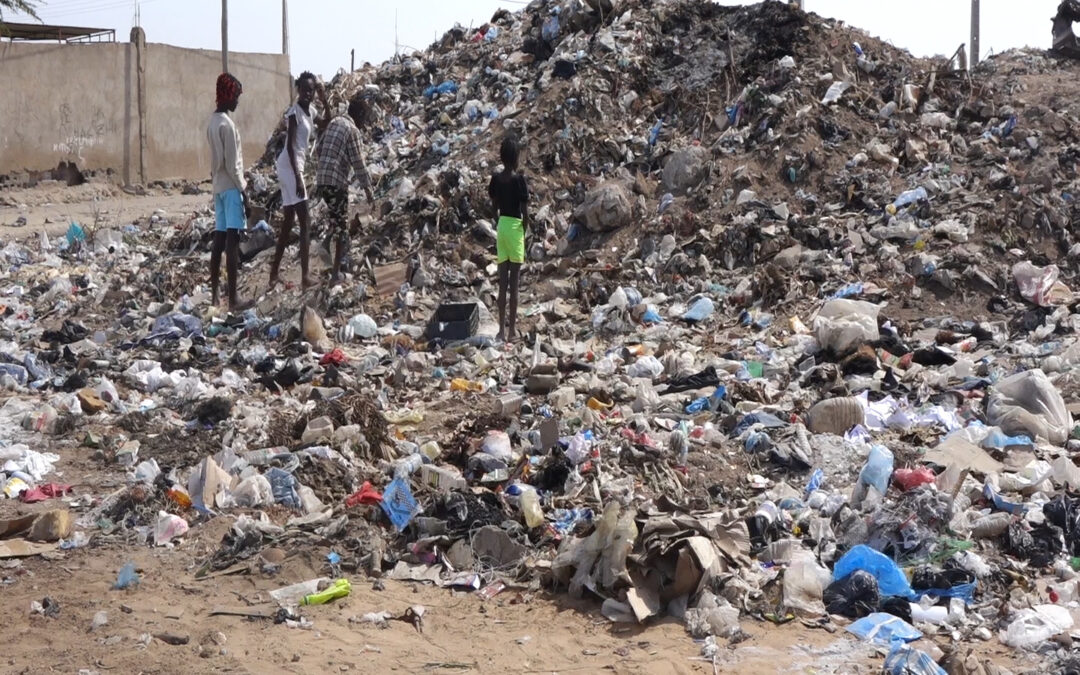 Autoridades do Município do Namibe cobram ilegalmente 400 mil kwanzas para remoção de lixo nos terrenos privados.