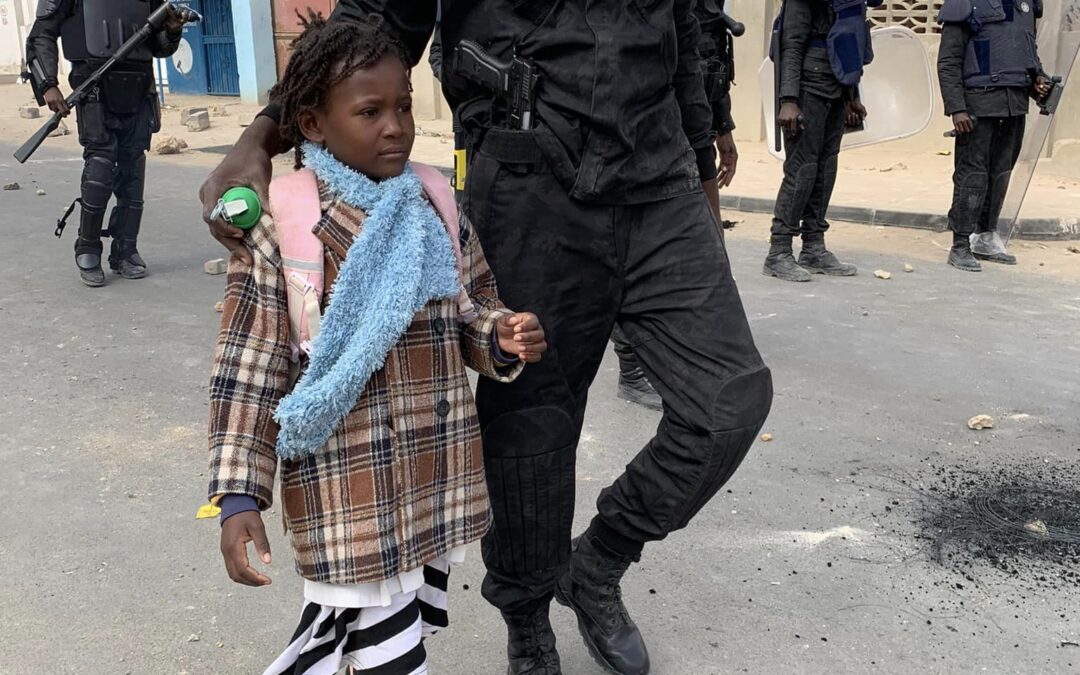 GRANDE GESTO HUMANO DEMONSTRADO POR ESTE AGENTE DA POLÍCIA NO MAMIBE DURANTE CONFRONTAÇÕES COM MANIFESTANTES