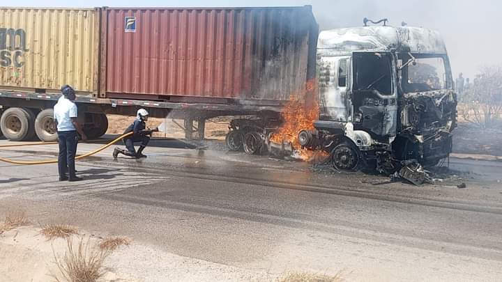 COLISÃO DE CAMIÃO E TAXI HACE NA LOCALIDADE DO LYIOVO, LUBANGO CAUSA MORTE DE DEZ CIDADÃOS